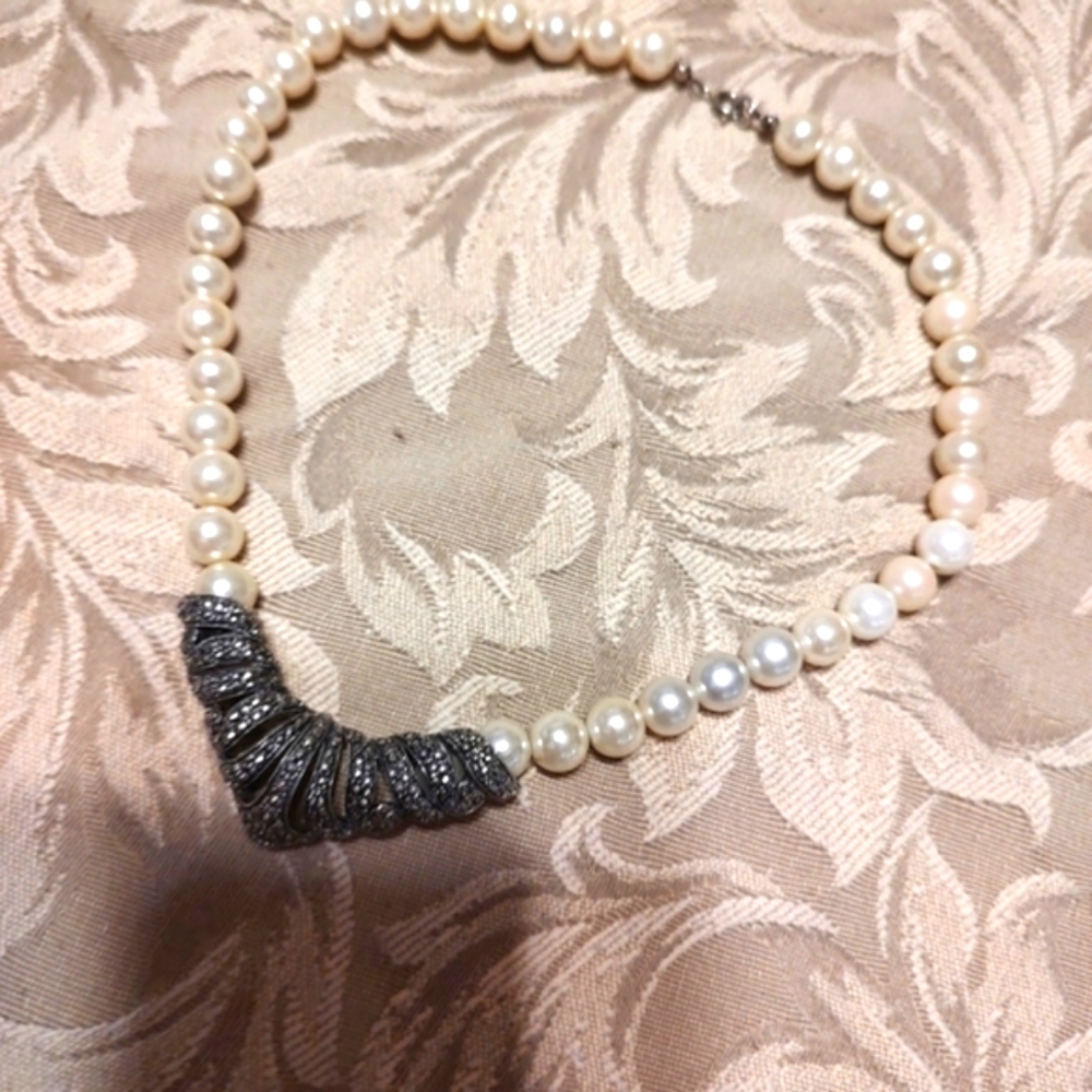 🐦⬛ Exquisite Art Deco Inspired Vivid White Pearl & Silver Statement Necklace - Picture 5 of 13